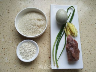 【广东】皮蛋瘦肉粥的做法步骤：1