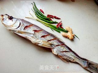 【江苏】酸辣咸鱼煮花生的做法步骤：1
