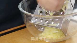 葱香土豆丝蛋饼的做法步骤：1