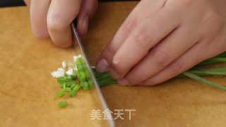 葱香土豆丝蛋饼的做法步骤：2