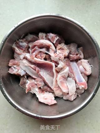 手抓羊肉的做法步骤：1