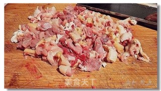 菌香椒鸡的做法步骤：2