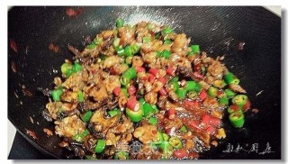 菌香椒鸡的做法步骤：14