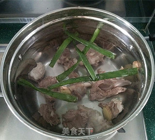 羊骨萝卜汤的做法步骤：3