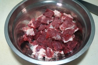 西红柿牛腩炖土豆的做法步骤：2