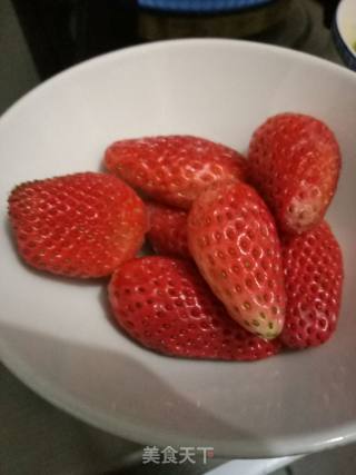 草莓秋葵炒蛋的做法步骤：2