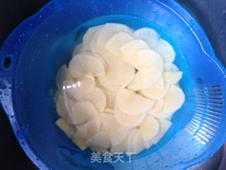土豆片炒五花肉的做法步骤：2