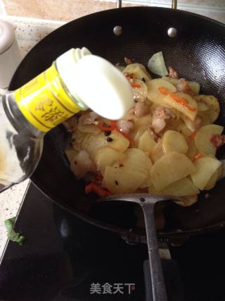 土豆片炒五花肉的做法步骤：9