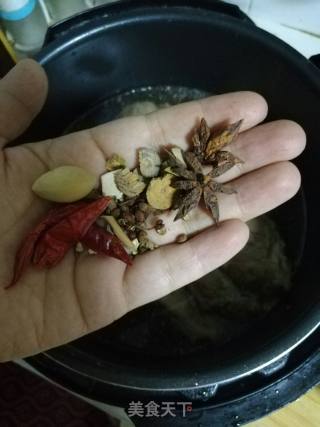 电压力锅酱牛肉的做法步骤：2
