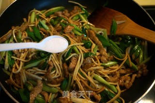 牛肉青蒜豆腐丝的做法步骤：7