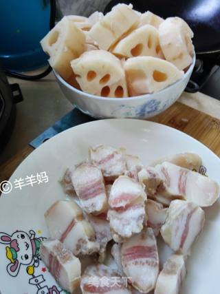 广式腊肉焖莲藕的做法步骤：4