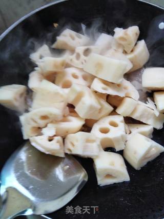 广式腊肉焖莲藕的做法步骤：5