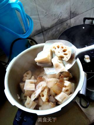 广式腊肉焖莲藕的做法步骤：6