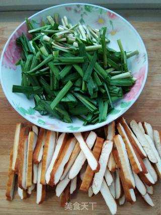 韭菜炒豆干的做法步骤：1
