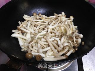 辣炒双菇的做法步骤：4