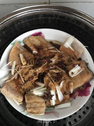 蒸大马哈鱼的做法步骤：2