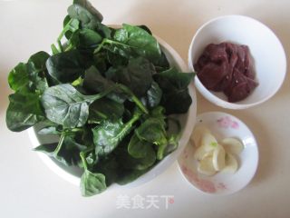 猪肝炒菠菜的做法步骤：1