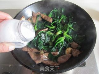 猪肝炒菠菜的做法步骤：7