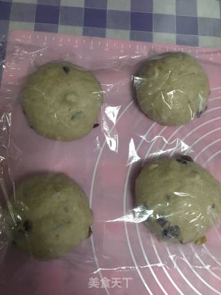 红糖核桃干果欧包的做法步骤：2