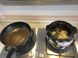 乌鸡养生汤的做法步骤：1