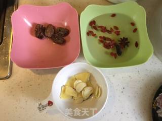 乌鸡养生汤的做法步骤：2