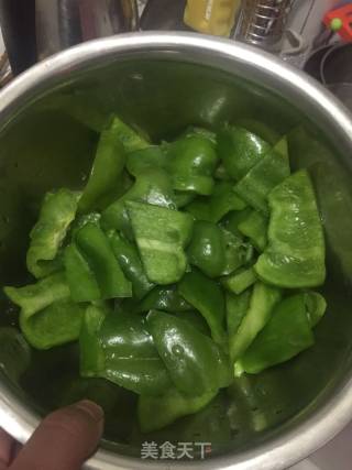大辣椒炒肉的做法步骤：2