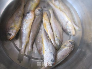 香炸小黄花鱼的做法步骤：1