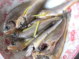 香炸小黄花鱼的做法步骤：2