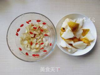 雪梨炖百合的做法步骤：2