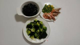 木耳西兰花的做法步骤：1