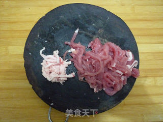 韭菜木耳炒肉丝的做法步骤：2