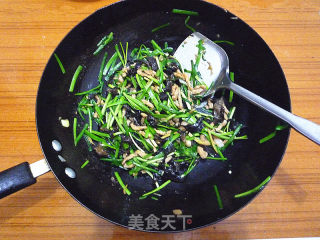 韭菜木耳炒肉丝的做法步骤：11