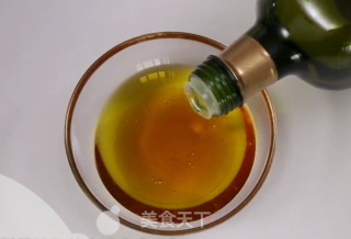 绿茶草莓蛋糕卷的做法步骤：1