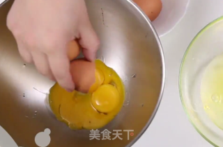 绿茶草莓蛋糕卷的做法步骤：2
