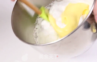 绿茶草莓蛋糕卷的做法步骤：4