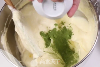 绿茶草莓蛋糕卷的做法步骤：5