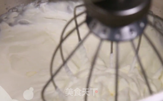 绿茶草莓蛋糕卷的做法步骤：8