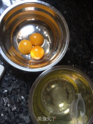 草莓奶油蛋糕卷的做法步骤：1