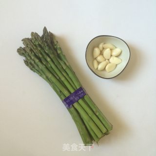清炒芦笋的做法步骤：1