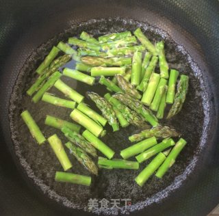 清炒芦笋的做法步骤：3