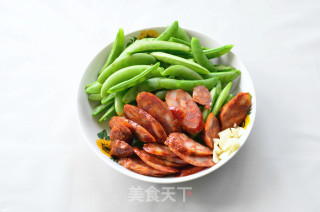 麻辣肠炒甜豆的做法步骤：2