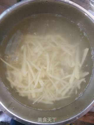 土豆丝炒饭的做法步骤：2