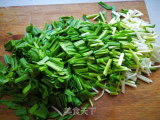 春菜第一美食-春韭炒鸡蛋的做法步骤：2