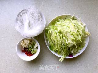 包菜炒粉丝的做法步骤：1