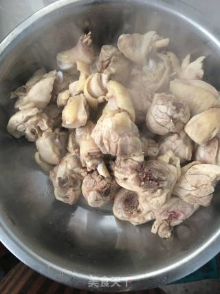 鸡腿炖香菇的做法步骤：1