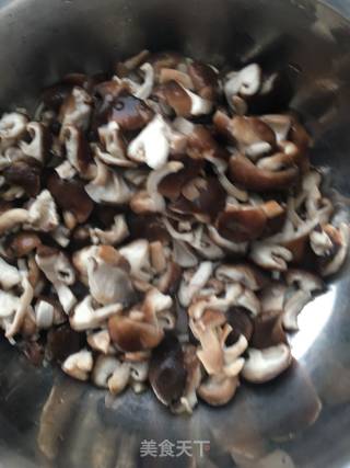 鸡腿炖香菇的做法步骤：2