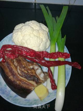 花菜炒腊肉的做法步骤：1
