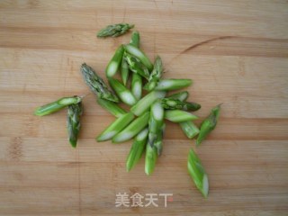 芦笋炒鸡蛋的做法步骤：2
