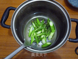 芦笋炒鸡蛋的做法步骤：3