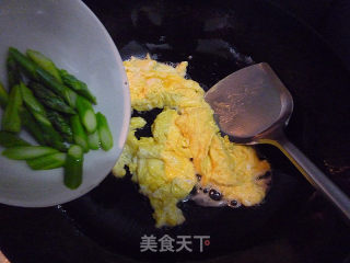 芦笋炒鸡蛋的做法步骤：6